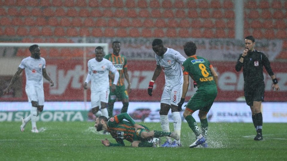 Alanyaspor – Sivasspor maçı ertelendi