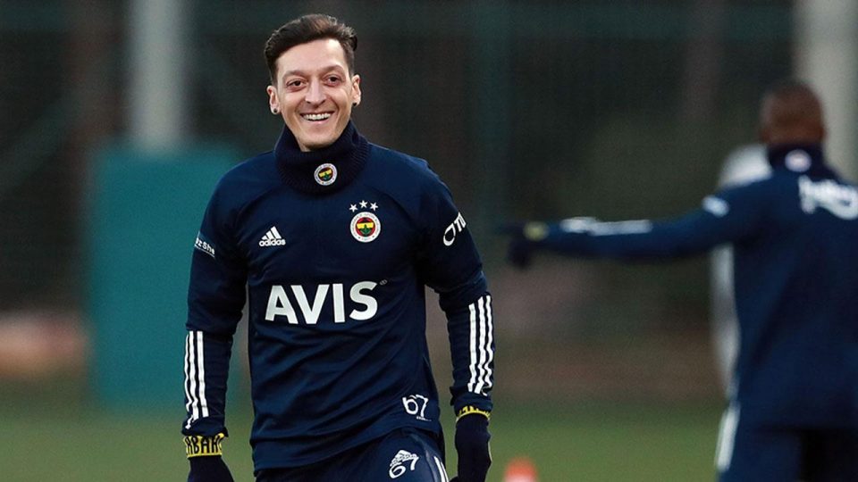 Mesut Özil’den İrfan Can Kahveci’ye “hoş geldin” mesajı