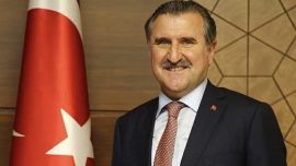 Bakan Bak milli kick boks sporcularını kutladı